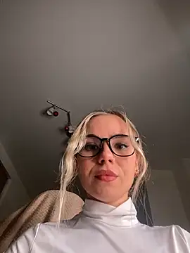 Snapshot of SkyBriii chatting on 12.26.24 SkyBriii online show from 12.26.24