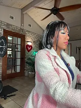 Snapshot of LushianaFitness chatting on 11.07.25 LushianaFitness online show from 11.07.25