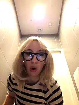 Snapshot of Giuliana_baby chatting on 02.22.25 Giuliana baby online show from 02.22.25