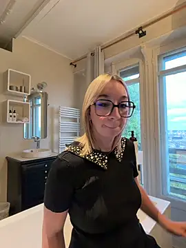 Snapshot of Giuliana_baby chatting on 06.10.26 Giuliana baby online show from 06.10.26