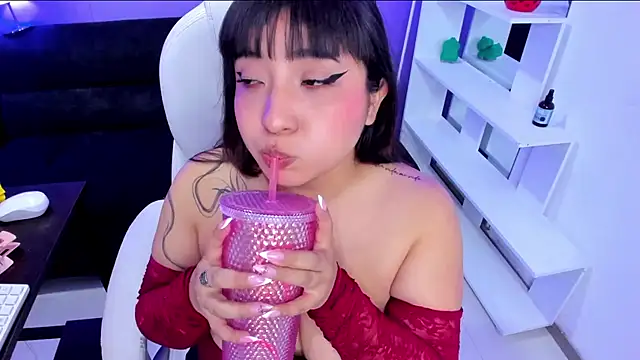 Snapshot of Emma_monserrat chatting on 05.27.26 Emma monserrat online show from 05.27.26