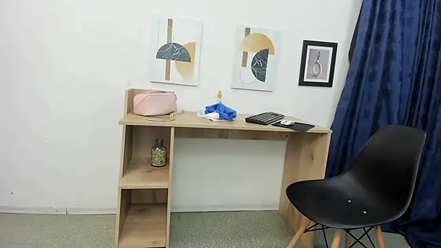 Snapshot of Emma_Jnes chatting on 12.23.24 Emma Jnes online show from 12.23.24