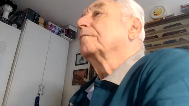 Snapshot of utilisasinus chatting on 10.27.25 utilisasinus online show from 10.27.25