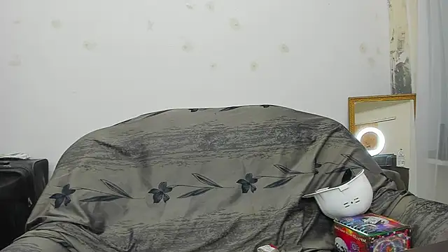 Snapshot of YourSuperModel chatting on 12.20.24 YourSuperModel online show from 12.20.24