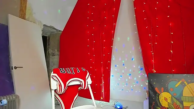 Snapshot of YourSuperModel chatting on 12.25.24 YourSuperModel online show from 12.25.24