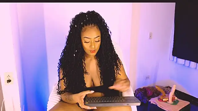 Snapshot of Emily_Williams12 chatting on 09.21.25 Emily Williams12 online show from 09.21.25