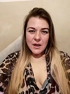 Snapshot of LunikaLunaX chatting on 02.07.25 LunikaLunaX online show from 02.07.25