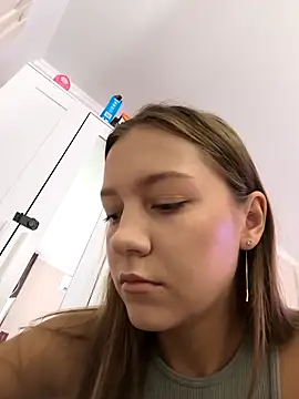 Snapshot of AliceBrayan chatting on 09.18.25 AliceBrayan online show from 09.18.25