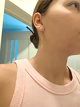 Snapshot of AliceBrayan chatting on 09.25.25 AliceBrayan online show from 09.25.25