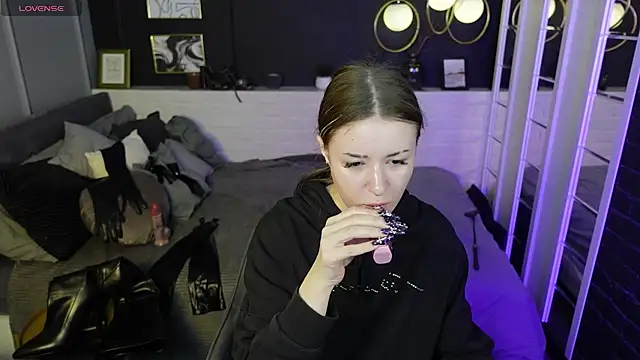 Snapshot of Lily_Moonlight chatting on 03.06.25 Lily Moonlight online show from 03.06.25