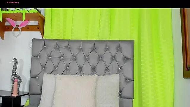 Snapshot of any_rox chatting on 03.08.25 any rox online show from 03.08.25