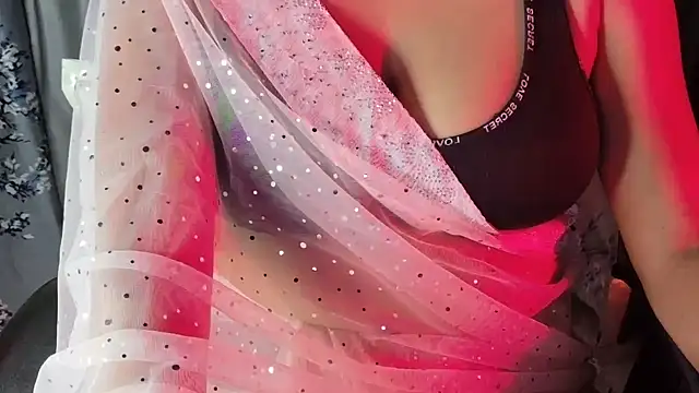 Snapshot of SexyAndHottie chatting on 12.01.25 SexyAndHottie online show from 12.01.25