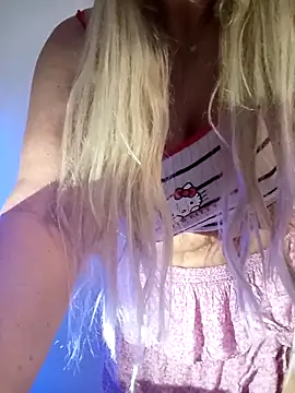 Snapshot of niunia19 chatting on 10.28.25 niunia19 online show from 10.28.25