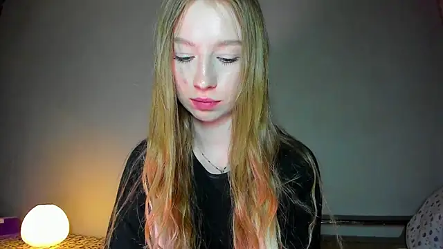 Snapshot of minidivaa_ chatting on 04.14.26 minidivaa online show from 04.14.26