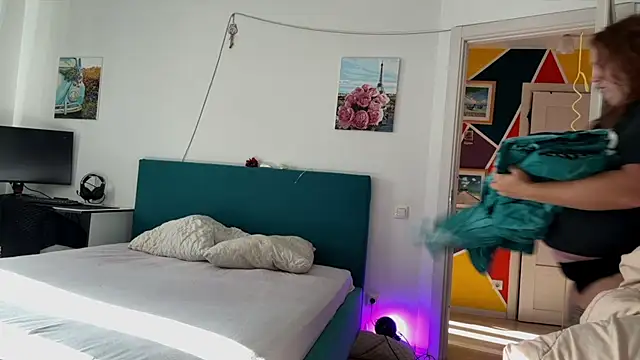 Snapshot of courteous_raspberrry chatting on 09.25.25 courteous raspberrry online show from 09.25.25