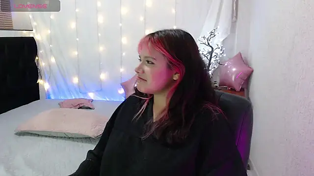 Snapshot of mixie_cute chatting on 12.18.24 mixie cute online show from 12.18.24