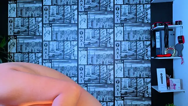 Snapshot of EmiGomez_ chatting on 06.19.26 EmiGomez online show from 06.19.26