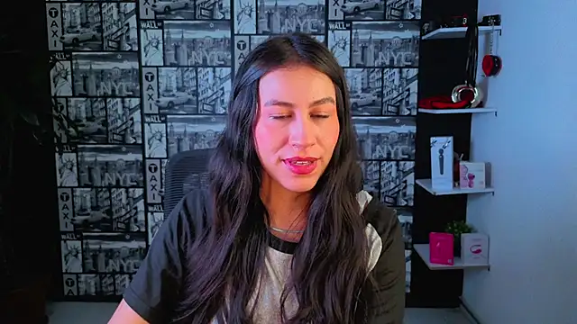 Snapshot of EmiGomez_ chatting on 06.19.26 EmiGomez online show from 06.19.26