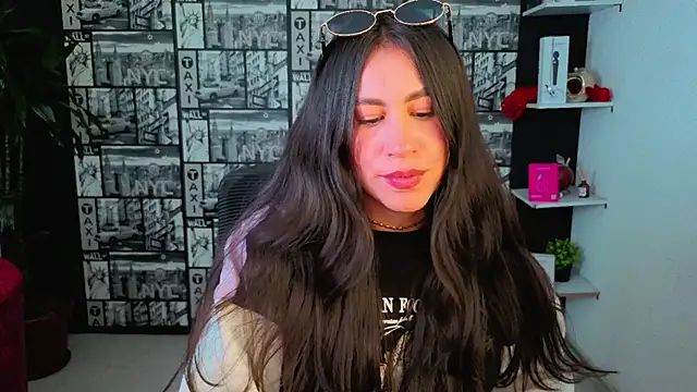 Snapshot of EmiGomez_ chatting on 06.22.26 EmiGomez online show from 06.22.26