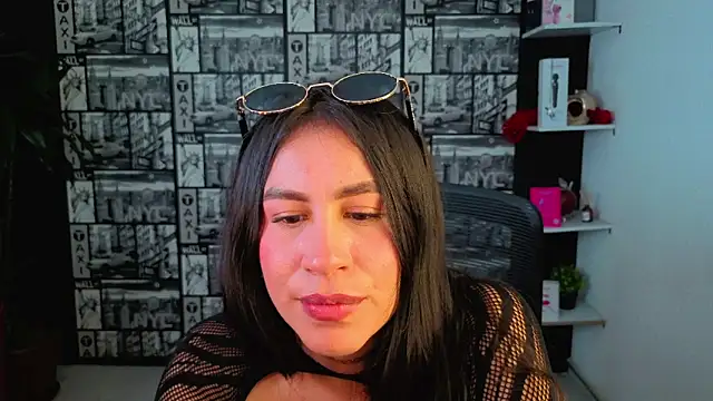 Snapshot of EmiGomez_ chatting on 06.22.26 EmiGomez online show from 06.22.26