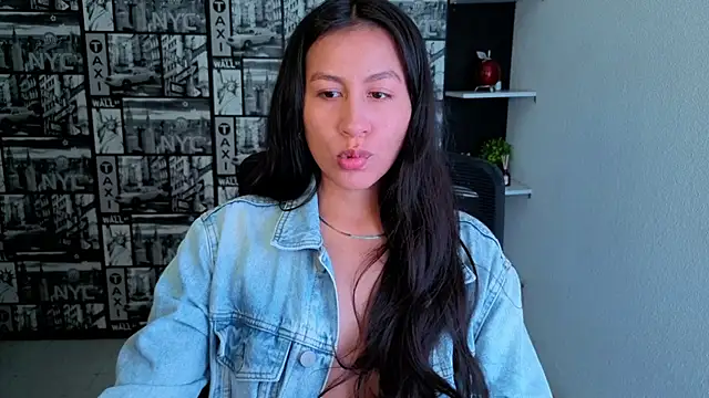 Snapshot of EmiGomez_ chatting on 07.04.26 EmiGomez online show from 07.04.26