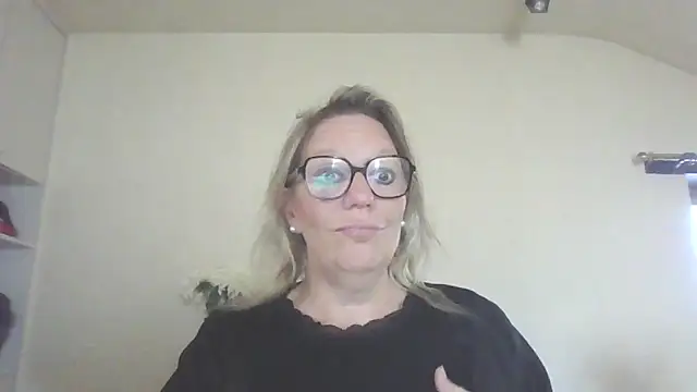 Snapshot of Silkesquirt chatting on 09.11.25 Silkesquirt online show from 09.11.25