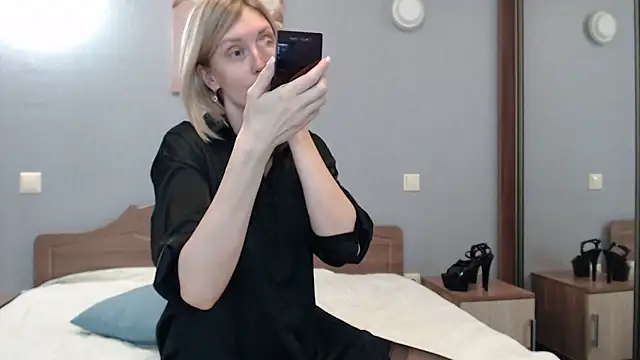 Snapshot of AvelinaLeoni chatting on 01.24.25 AvelinaLeoni online show from 01.24.25