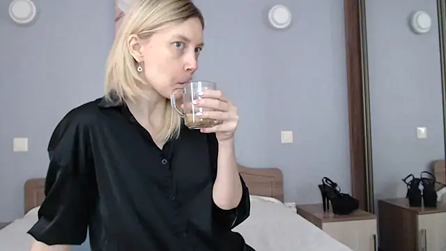 Snapshot of AvelinaLeoni chatting on 02.13.25 AvelinaLeoni online show from 02.13.25