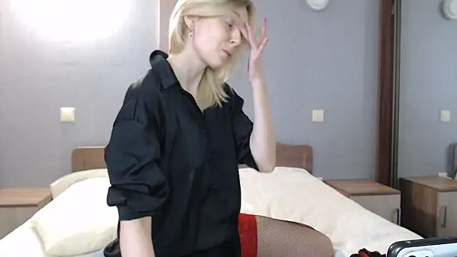 Snapshot of AvelinaLeoni chatting on 03.05.25 AvelinaLeoni online show from 03.05.25