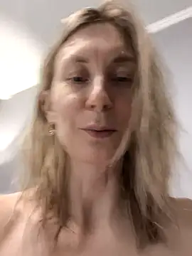 Snapshot of AvelinaLeoni chatting on 10.13.25 AvelinaLeoni online show from 10.13.25