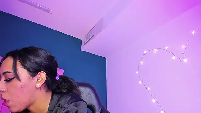 Snapshot of MavyStar chatting on 12.17.24 MavyStar online show from 12.17.24