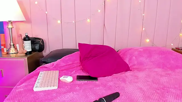 Snapshot of MavyStar chatting on 12.21.24 MavyStar online show from 12.21.24