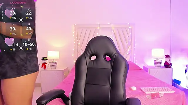 Snapshot of MavyStar chatting on 12.28.24 MavyStar online show from 12.28.24