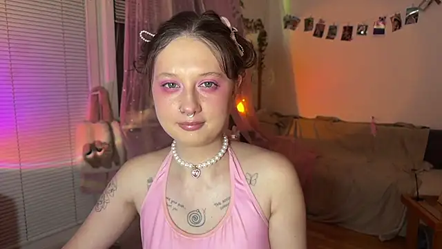 Snapshot of Jenny_darling_love chatting on 07.19.26 Jenny darling love online show from 07.19.26