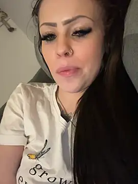 Snapshot of Highschoolpussy chatting on 01.17.25 Highschoolpussy online show from 01.17.25