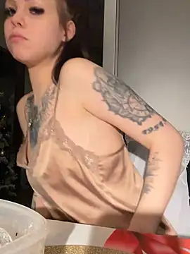 Snapshot of Highschoolpussy chatting on 01.19.25 Highschoolpussy online show from 01.19.25