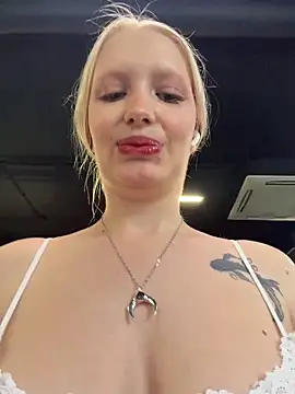 Snapshot of Milkyy_wway chatting on 04.26.26 Milkyy wway online show from 04.26.26