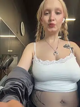 Snapshot of Milkyy_wway chatting on 04.27.26 Milkyy wway online show from 04.27.26