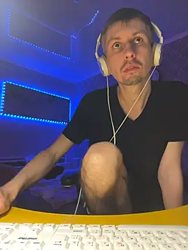 Snapshot of Aki-Laky chatting on 12.03.25 Aki-Laky online show from 12.03.25