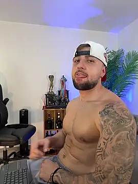 OwenMaximus814 online show from 10.14.25