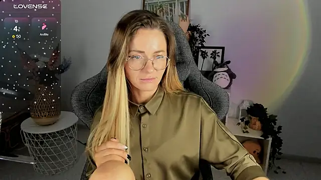 Snapshot of LadyIzabel chatting on 01.20.25 LadyIzabel online show from 01.20.25