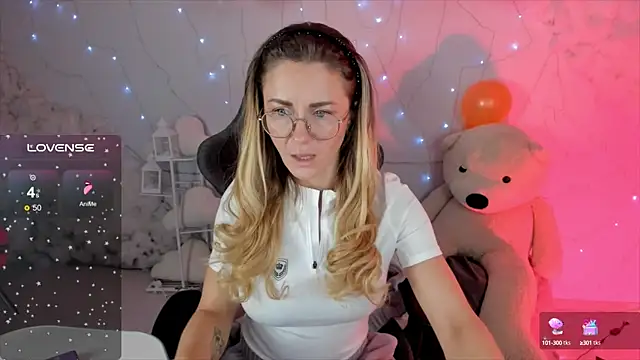 Snapshot of LadyIzabel chatting on 02.15.25 LadyIzabel online show from 02.15.25