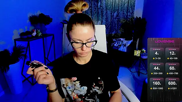 Snapshot of LadyIzabel chatting on 10.21.25 LadyIzabel online show from 10.21.25