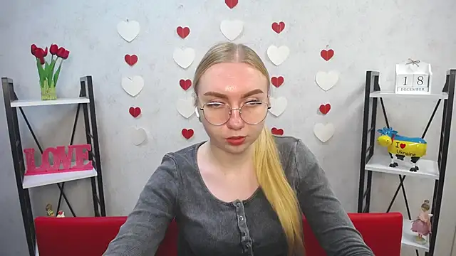 Snapshot of BeatriceFly chatting on 12.18.24 BeatriceFly online show from 12.18.24