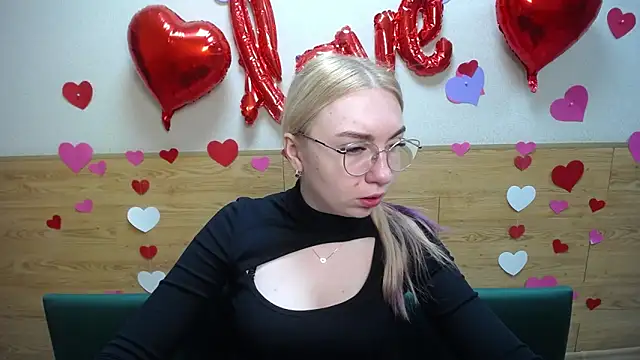 Snapshot of BeatriceFly chatting on 03.09.25 BeatriceFly online show from 03.09.25