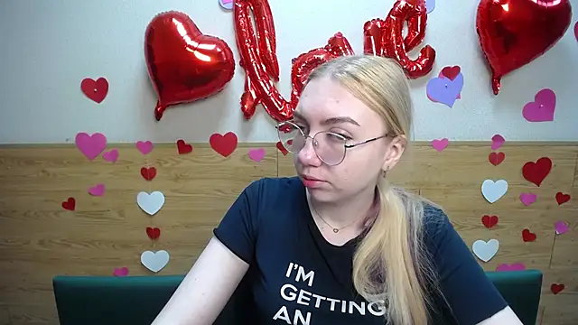 Snapshot of BeatriceFly chatting on 03.16.25 BeatriceFly online show from 03.16.25