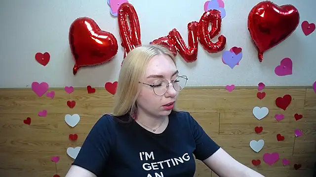 Snapshot of BeatriceFly chatting on 03.17.25 BeatriceFly online show from 03.17.25