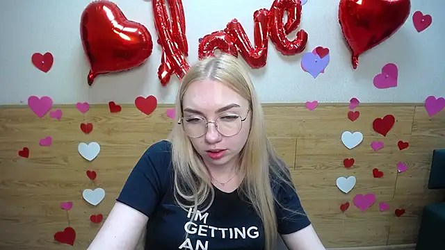 Snapshot of BeatriceFly chatting on 03.17.25 BeatriceFly online show from 03.17.25