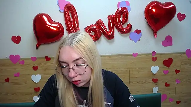 Snapshot of BeatriceFly chatting on 03.20.25 BeatriceFly online show from 03.20.25