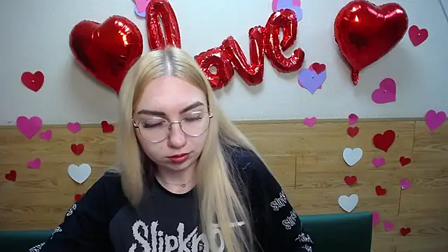 Snapshot of BeatriceFly chatting on 03.20.25 BeatriceFly online show from 03.20.25